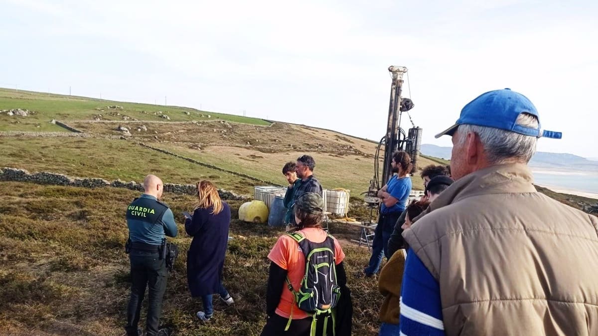 Varios vecinos paralizan prospecciones que consideran ilegales en los terrenos del futuro parque eólico de El Escudo