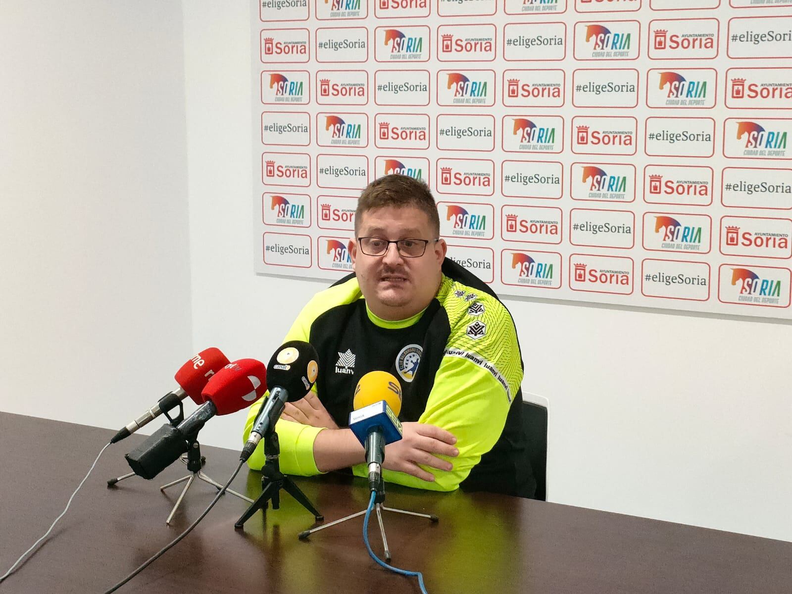 Jordi Lluelles, entrenador del Balonmano Soria, en rueda de prensa.