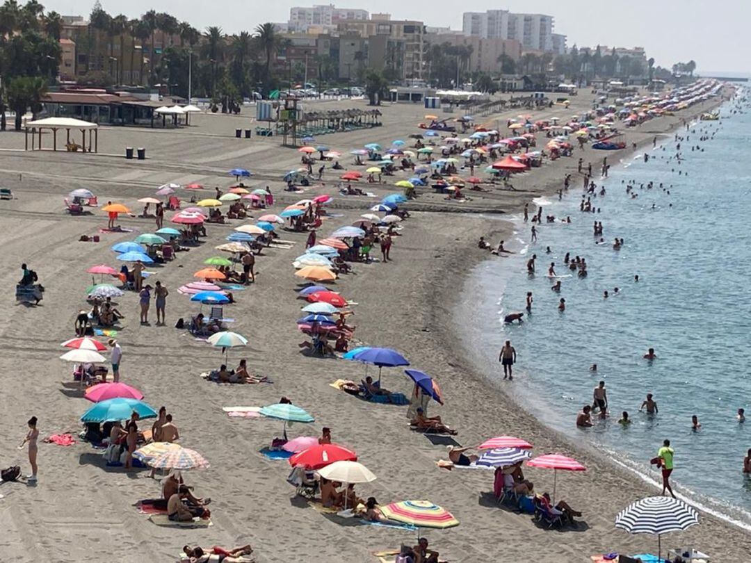 La playa de Salobreña este último día de julio de 2020 con los bañistas guardando las medidas de seguridad impuestas por la crisis sanitaria de la covid-19