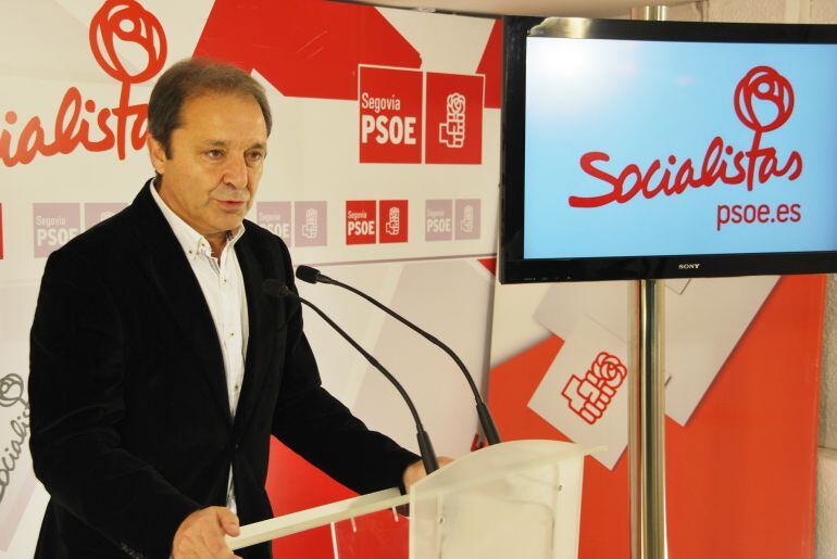 El secretario general del Pose de Segovia, Juan Luis Gordo, durante su intervención ante la prensa.Ha valorado el comité regional de su partido y las últimas medidas sociales aprobadas en el congreso.