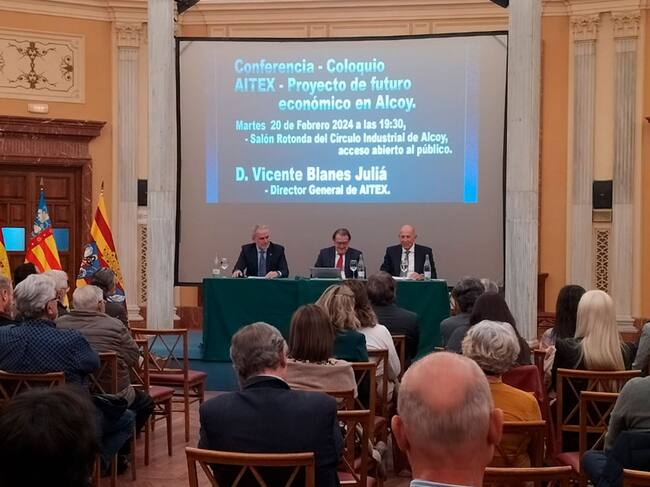 La charla ha tenido lugar en el Salón Rotonda del Círculo Industrial