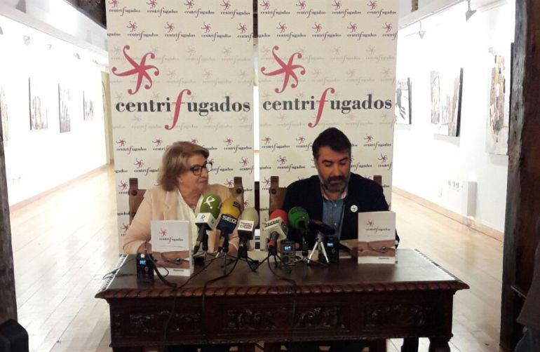 La concejala de Cultura María Luisa Bermejo y el coordinador de Centrifugados José María CUmbreño durante la presentación de la publicación