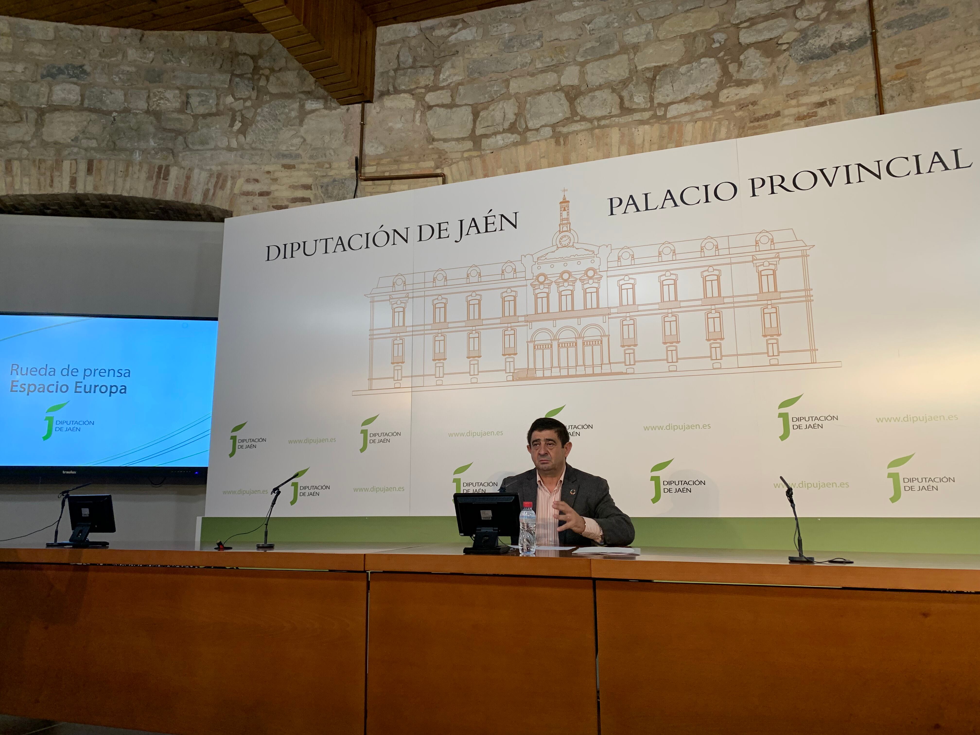 El presidente de la Diputación de Jaén, Francisco Reyes, durante la rueda de prensa de este jueves.