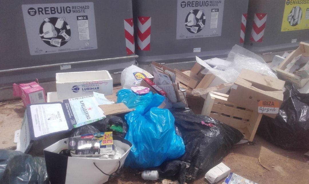 Residuos depositados junto a contenedores en Sant Josep