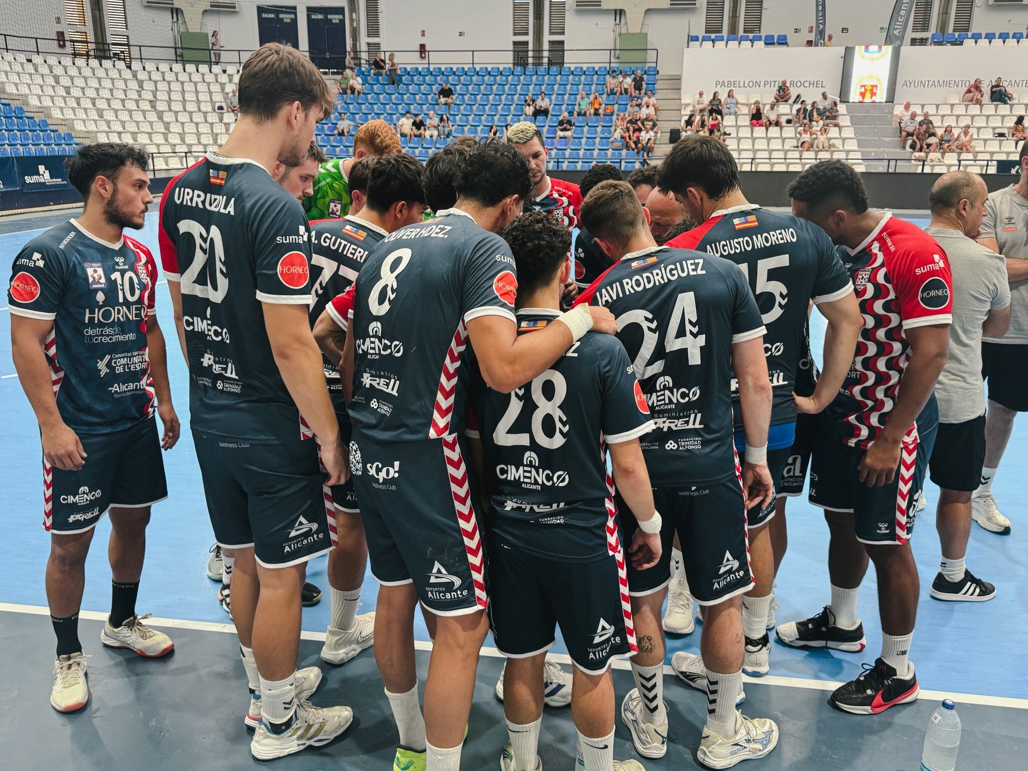 Los jugadores del Horneo frente a BM Caserío Ciudad Real, en el último partido amistoso de pretemporada