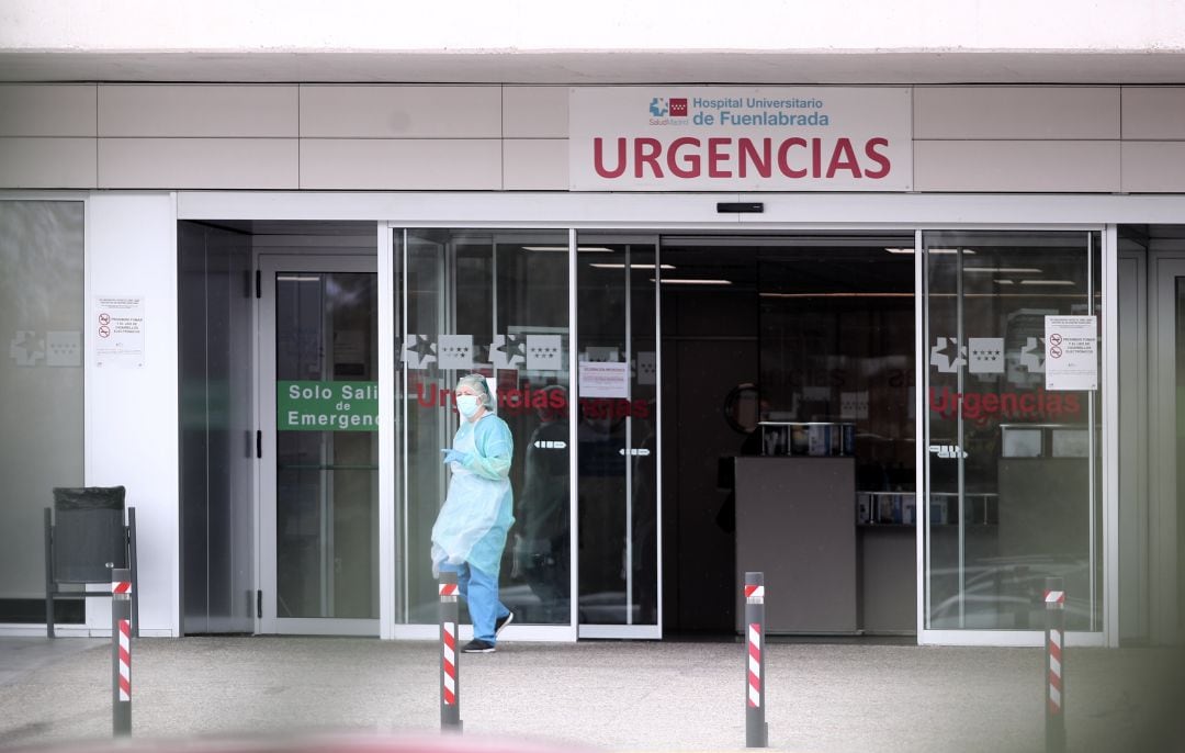 Una sanitaria sale por la puerta de Urgencias del Hospital Universitario de Fuenlabrada.