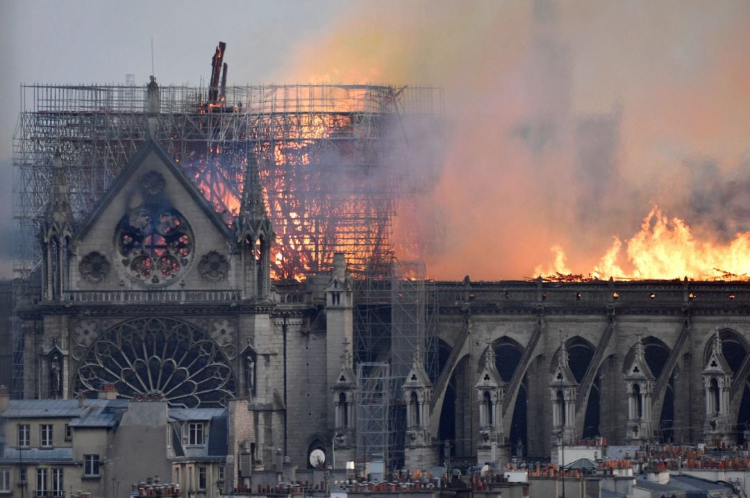 Vista de un incendio en la catedral de Notre Dame este lunes en París, Francia