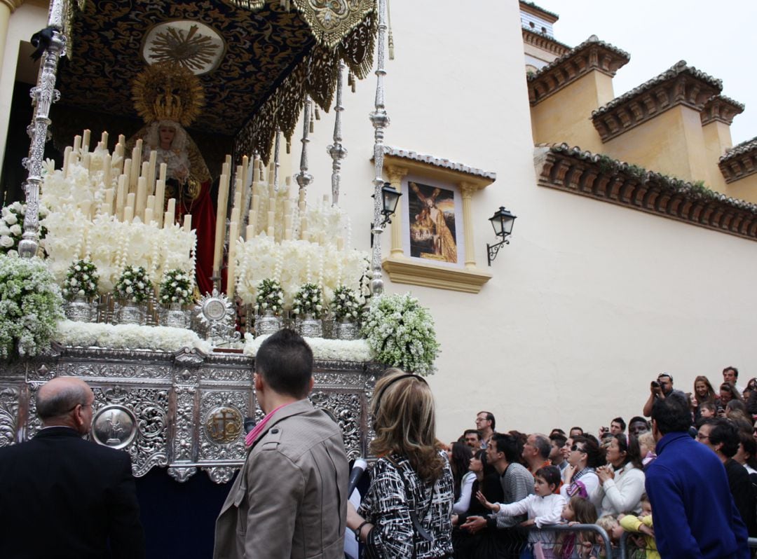 Imagen de archivo de la salida del palio de la Virgen de la Luz el Lunes Santo en Granada