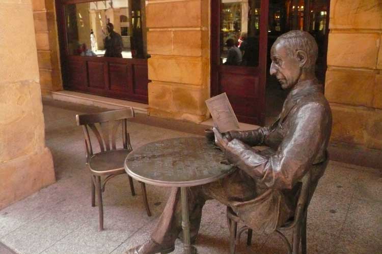 Escultura de Gerardo Diego en la entrada del Casino.