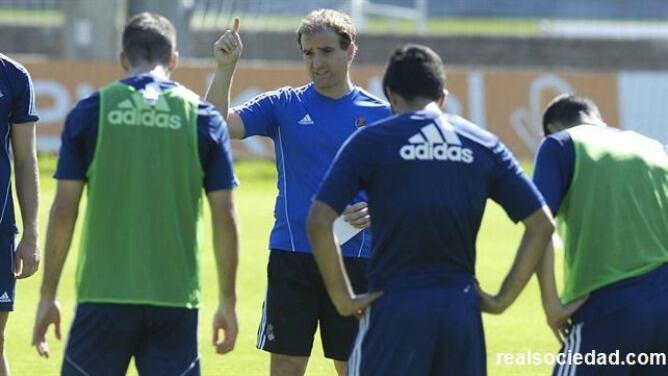 Jagoba Arrasate dando las últimas consignas a sus jugadores ante la visita del líder Valencia