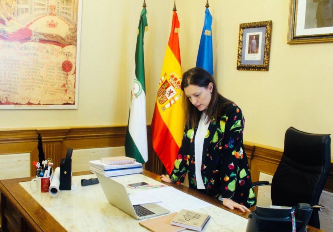 La alcaldesa de San Fernando en su despacho durante la pandemia por el coronavirus