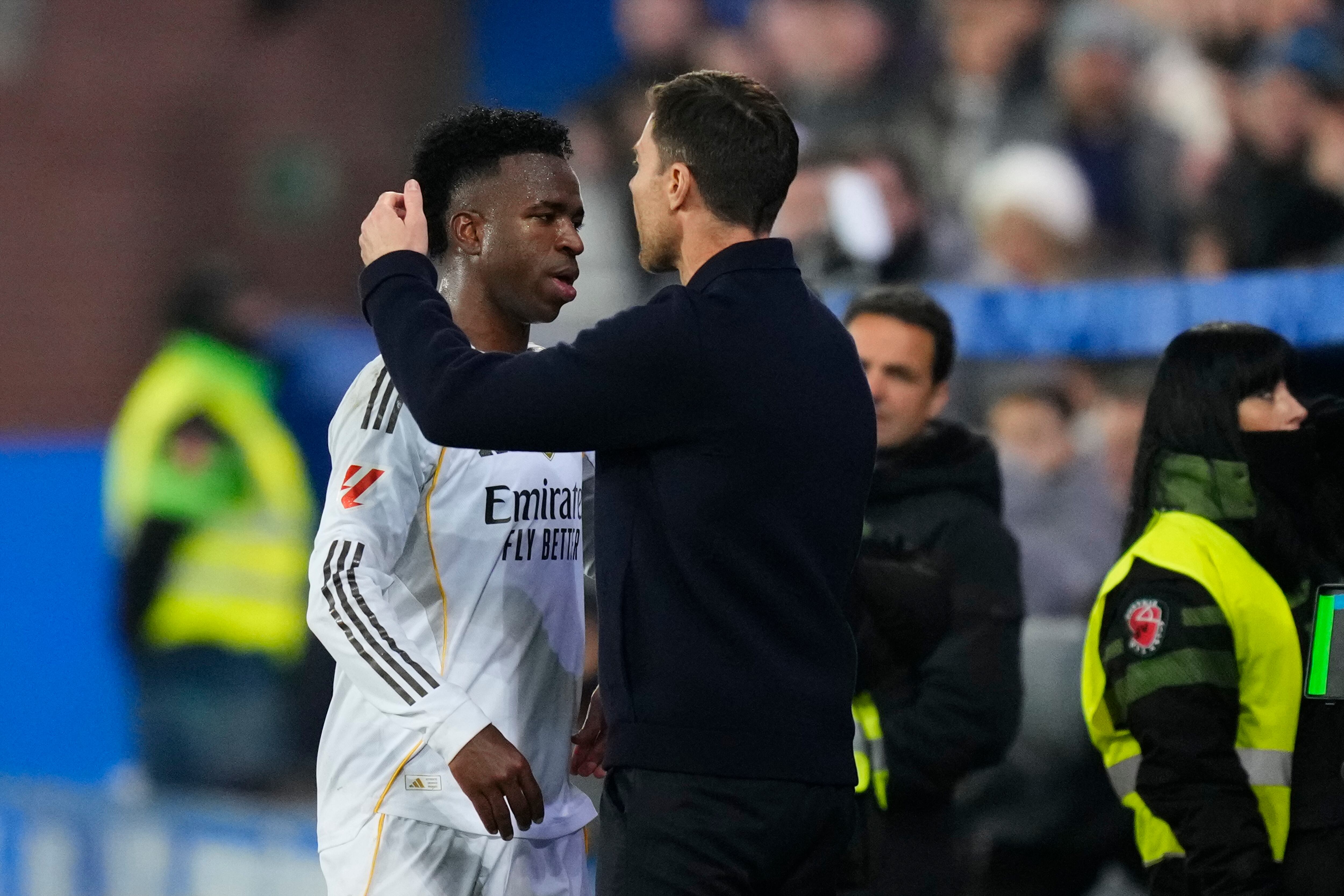 Vinicius Junior y Xabi Alonso (Photo by Jose Breton/Pics Action/NurPhoto via Getty Images)