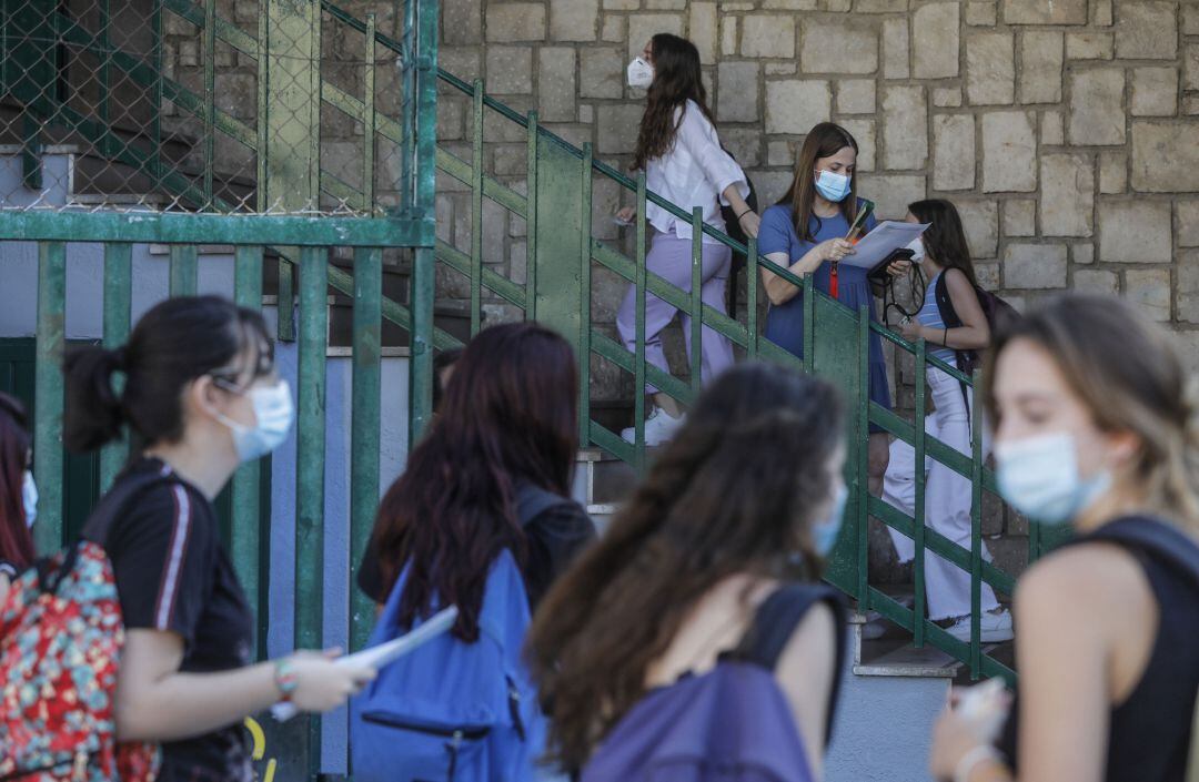 Estudiantes de bachillerato se preparan para realizar los exámenes Selectividad o Pruebas de Acceso a la Universidad (PAU), en Valencia, Comunidad Valenciana (España), a 7 de julio de 2020.