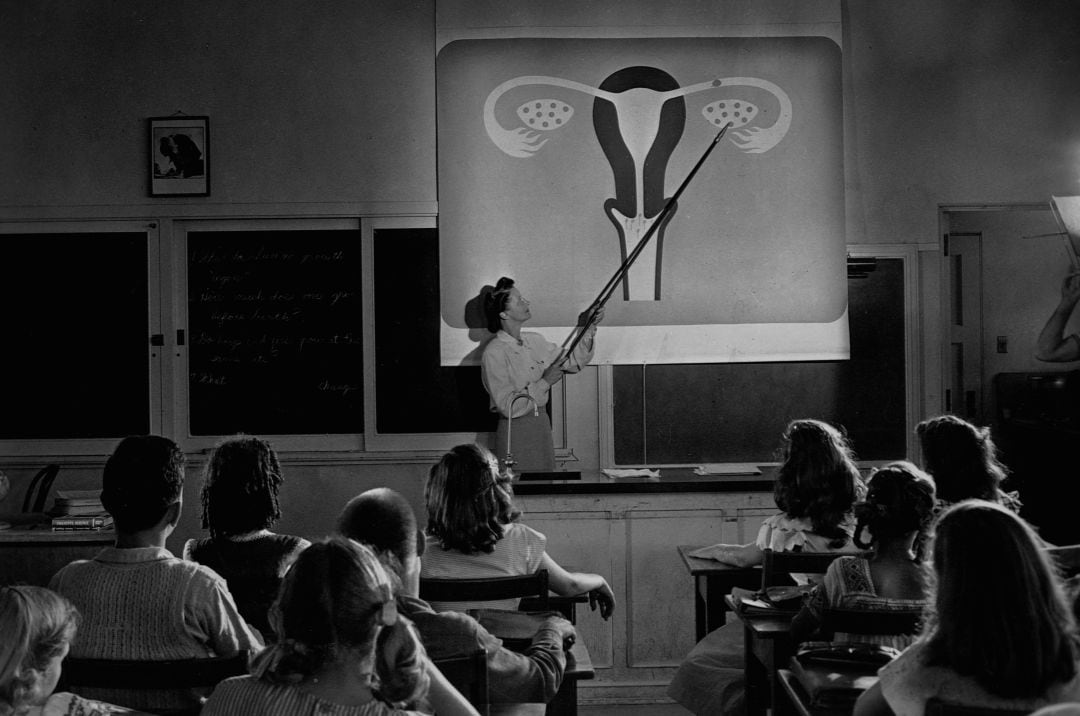 Una profesora explica el aparato reproductor femenino en un fotograma de una película de educación sexual en un instituto estadounidense en 1948.