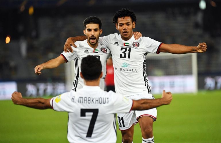 Mabkhout celebra con sus compañeros Boussoufa and Romarinho tras marcar el 1-0 final.