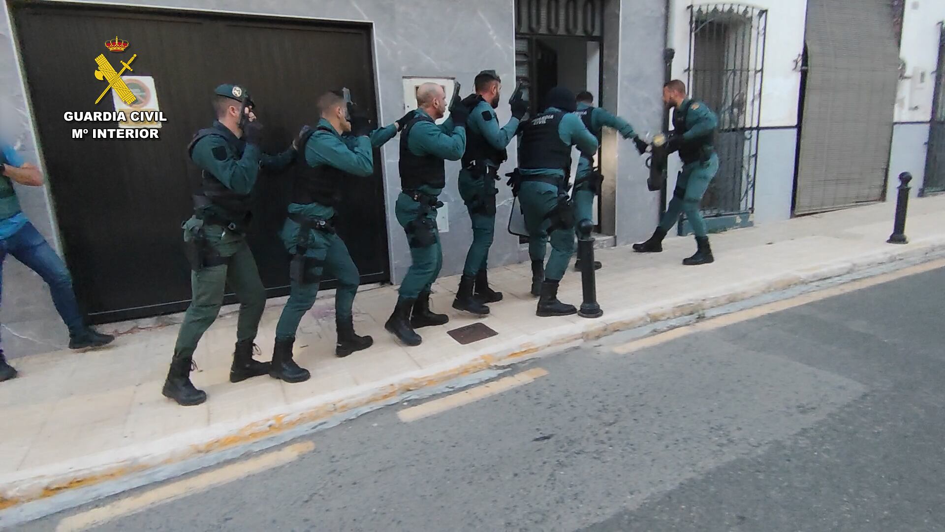 Agentes de la Guardia Civil en el momento en el que entraron en la vivienda donde se encontraba la plantación.