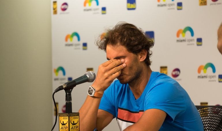 El tenista español Rafael Nadal habla en una rueda de prensa después 