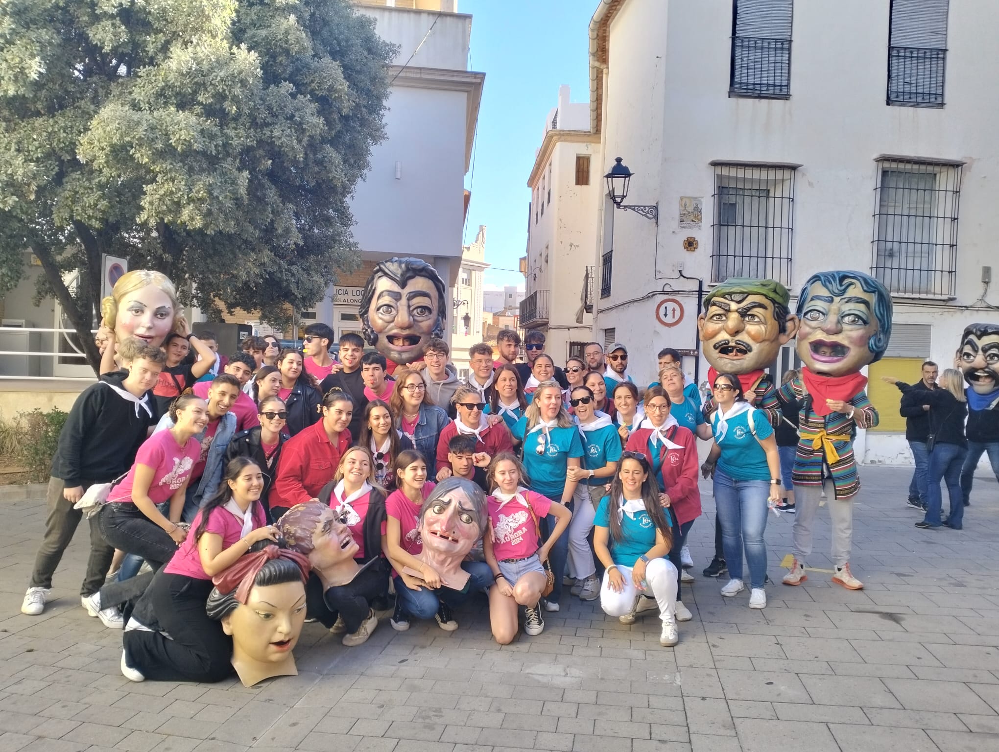 Paseo de los &#039;Cabeçudos&#039; que anuncian el comienzo de las Fiestas de Octubre de Villalonga