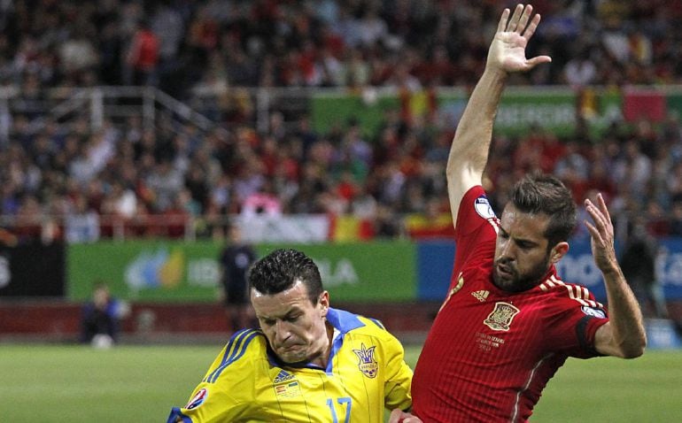 GRA415 SEVILLA 27/03/2015.- El jugador de la seleccion española de fútbol Jordi Alba (d) es agarrado por el jugador de la seleccion de Ucrania Fedetskiy (d), durante el partido clasificatorio para la Eurocopa de 2016 disputado hoy en el estadio Ramon Sanc