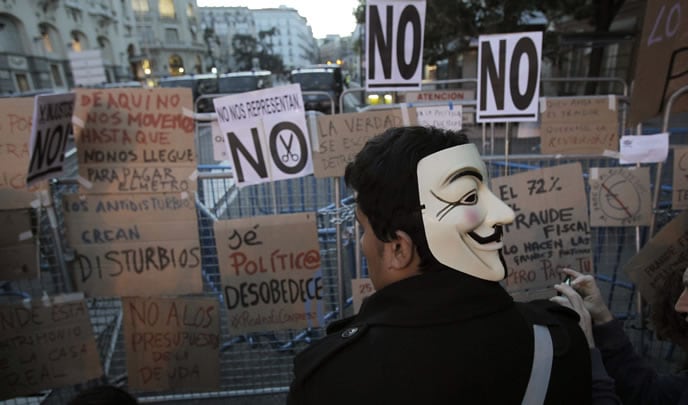 Varias pancartas colocadas en las inmediaciones del Congreso de los Diputados donde gran número de personas se han concentrado. EFE/KIKO HUESCA