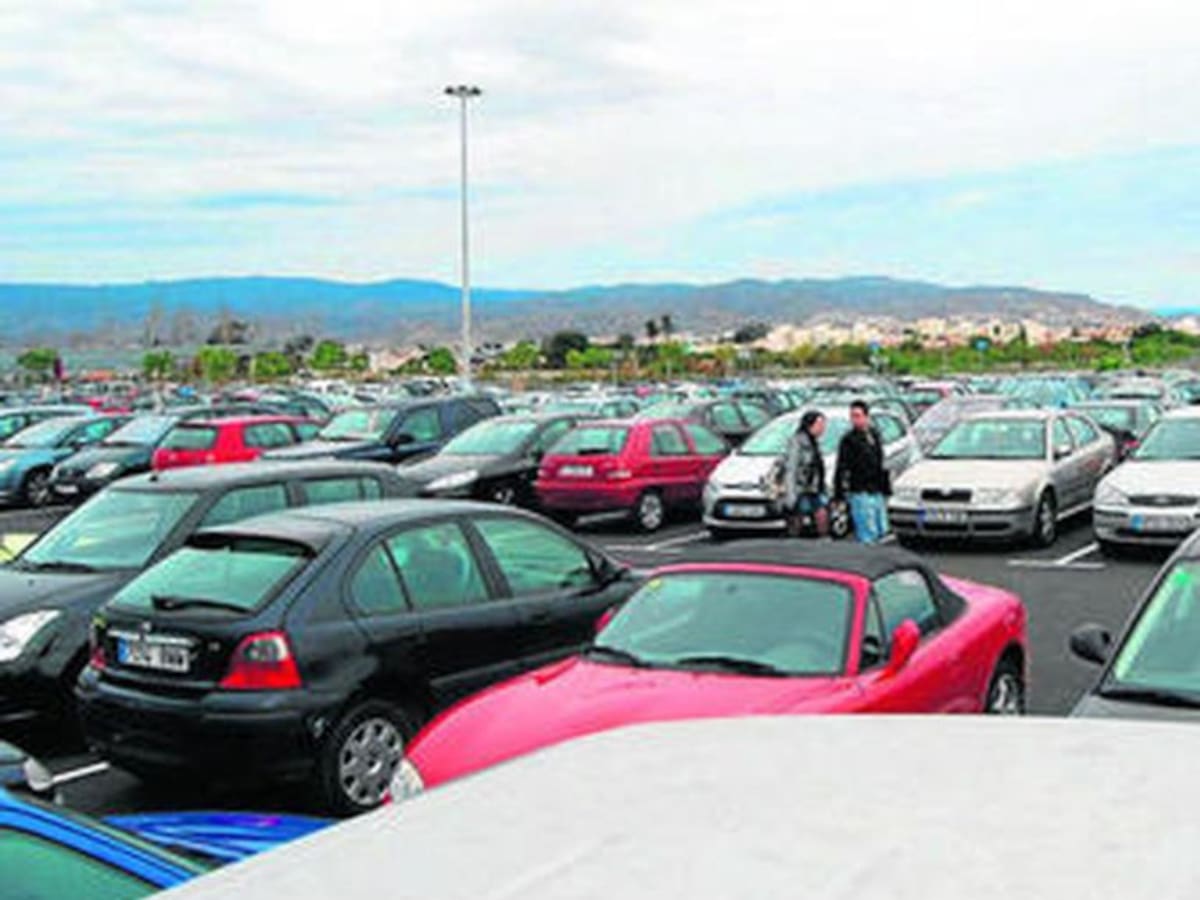 Más de 3.000 coches colapsan los parkings de la Universidad