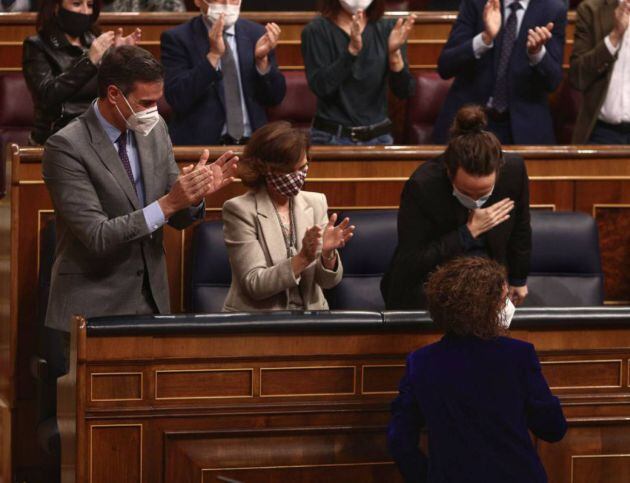 Pedro Sánchez, Carmen Calvo, María Jesús Montero y Pablo Iglesias en el Congreso tras la toma en consideración de la reforma