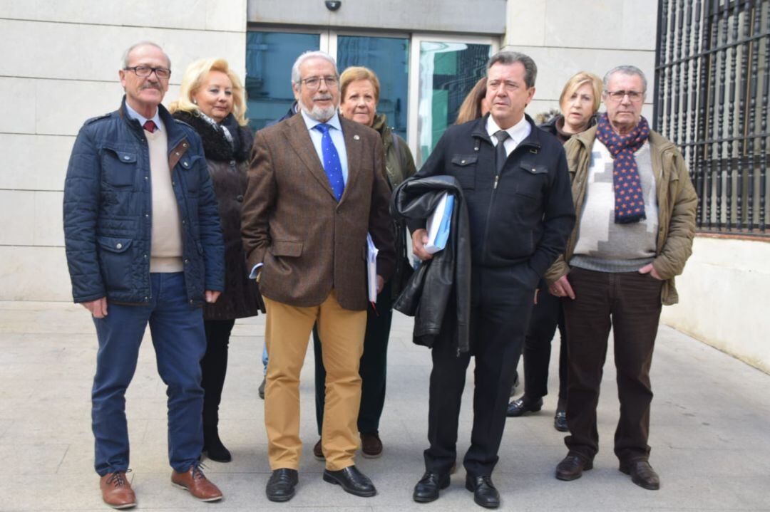 Juan Sánchez y Juan Fernández a la salida del juzgado.