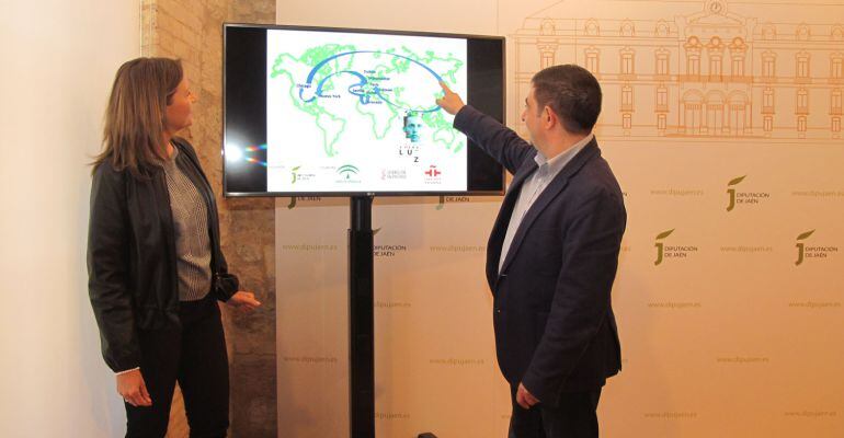 Ana Cobo, delegada del gobierno andaluz en Jaén y Francisco Reyes, presidente de la Diputación Provincial de Jaén, con el mapa de las ciudades del mundo que acogerán la exposición &#039;Miguel Hernández, a plena luz&#039;.