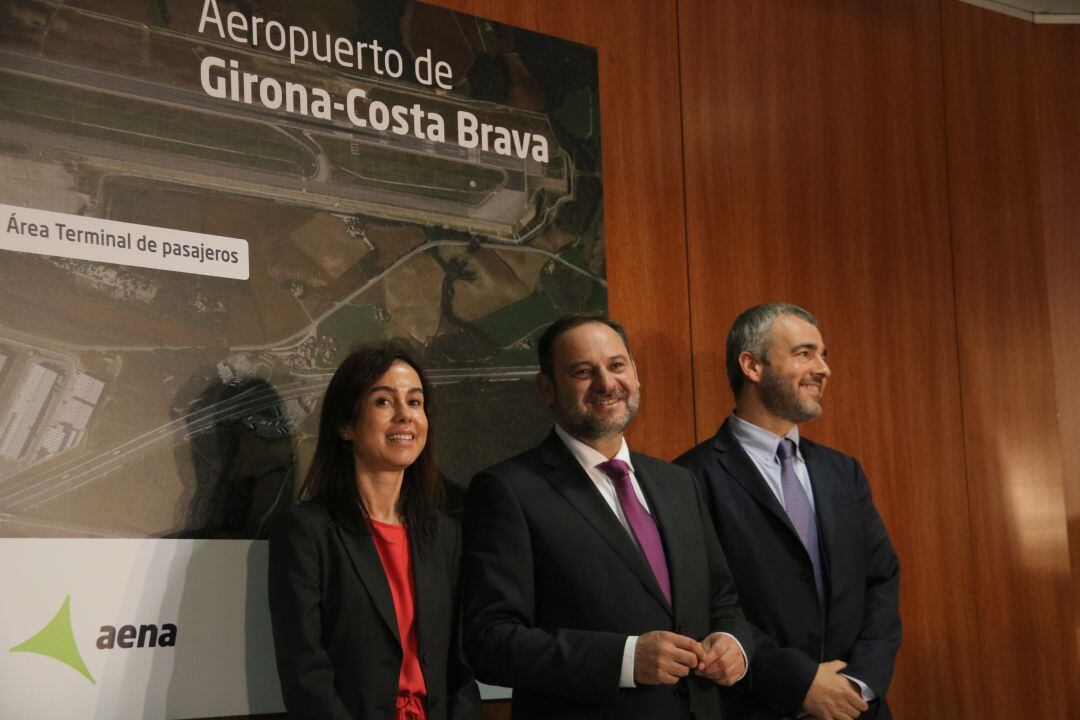 La presidenta d'Adif, Isabel Pardo, el president d'Aena, Maurici Lucena i el ministre de Foment José Luis Ábalos
