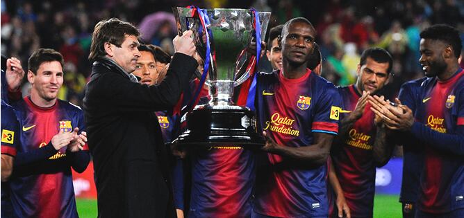 El técnico del Barcelona levanta con Abidal la Liga que conquistó en la temporada 2012-13.