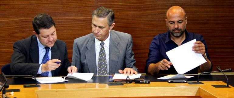 Emiliano García Page y José García Molina firman el pacto ante notario