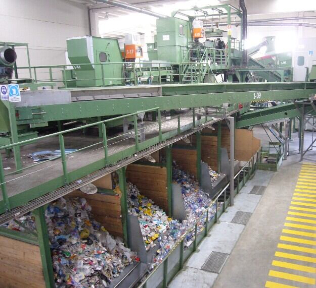 Interior de una planta de residuos y reciclaje