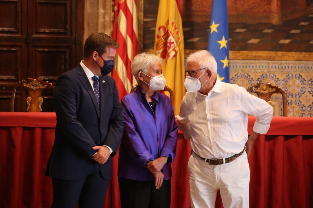 El alcalde de Xàtiva, junto a Annalisa y Raimon.