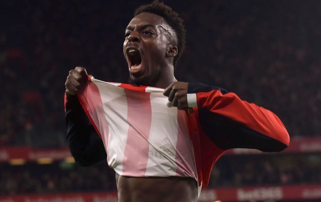 El delantero del Athletic, Iñaki Williams, celebra el primer y único gol del equipo bilbaino y que ha significa su pase a las semifinales de la Copa del Rey, durante el encuentro que han disputado frente al FC Barcelona en el estadio de San Mamés, en Bilbao