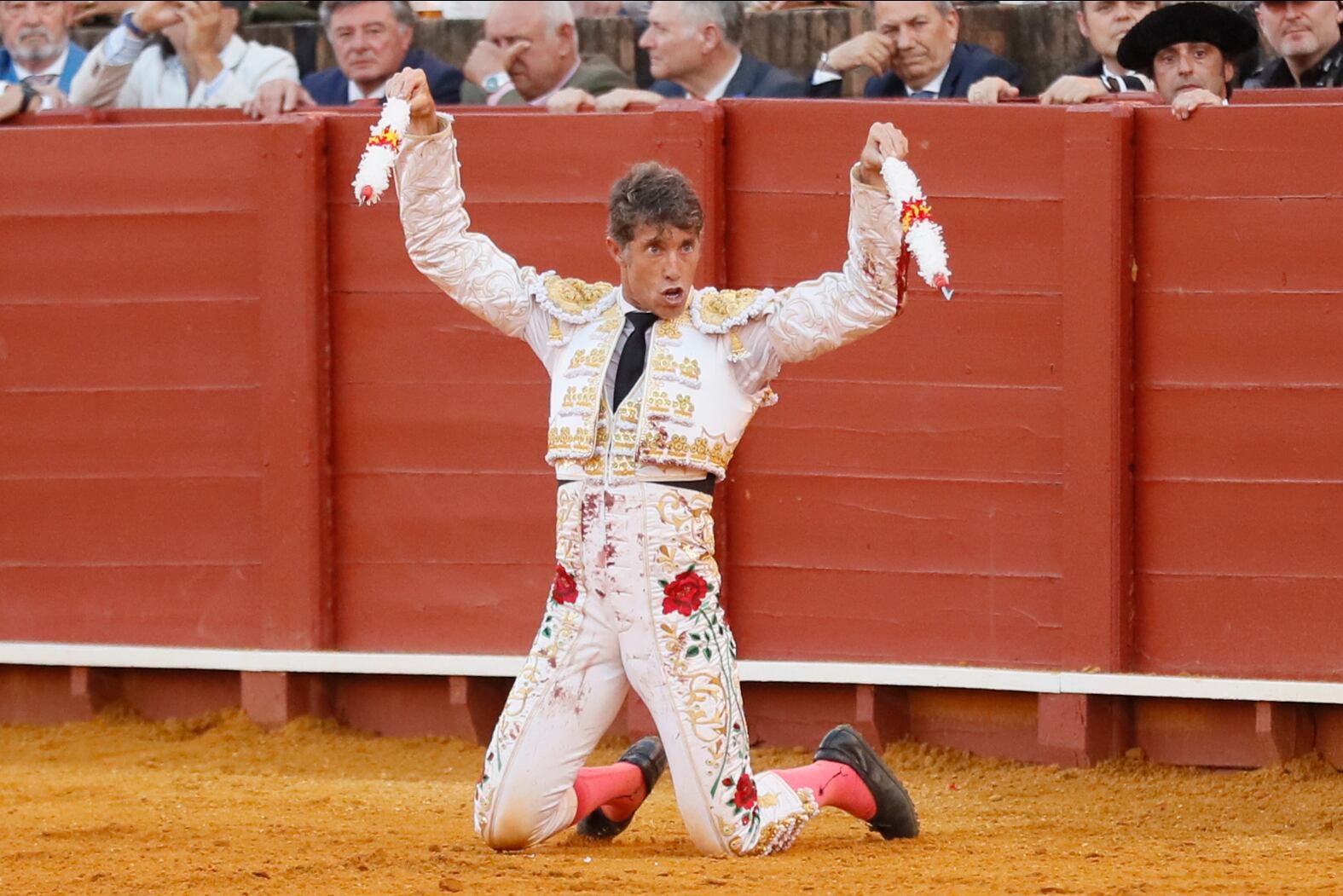 SEVILLA, 08/05/2022.- El diestro Manuel Escribano con el sexto de la tarde durante el decimocuarto festejo de abono de la Feria de Abril celebrado hoy domingo en la Real Maestranza de Sevilla. EFE/José Manuel Vidal.
