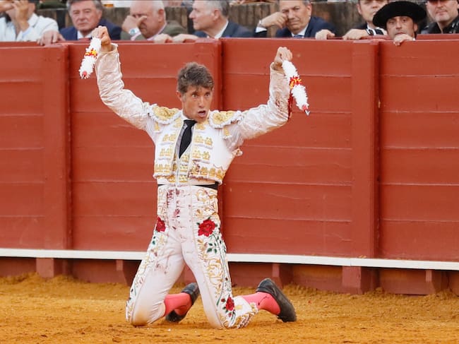 SEVILLA, 08/05/2022.- El diestro Manuel Escribano con el sexto de la tarde durante el decimocuarto festejo de abono de la Feria de Abril celebrado hoy domingo en la Real Maestranza de Sevilla. EFE/José Manuel Vidal.