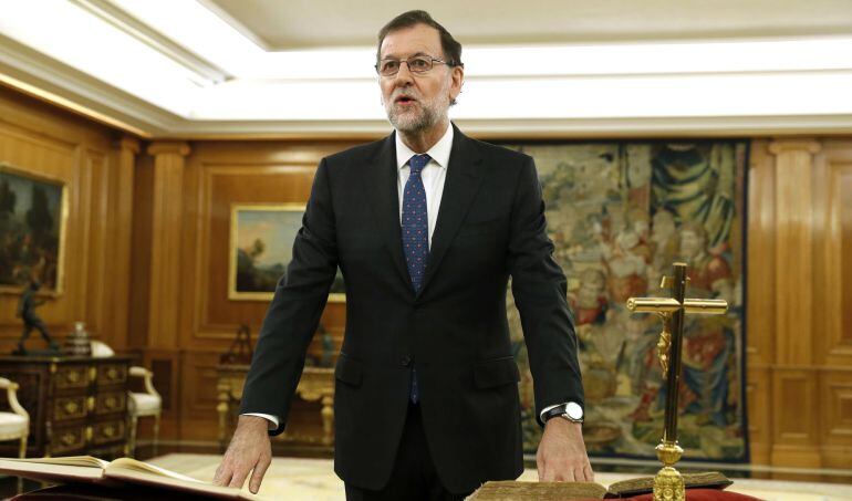 El reelegido presidente del Gobierno, Mariano Rajoy, mientras juraba el cargo ante el Rey, esta mañana en el Palacio de La Zarzuela.