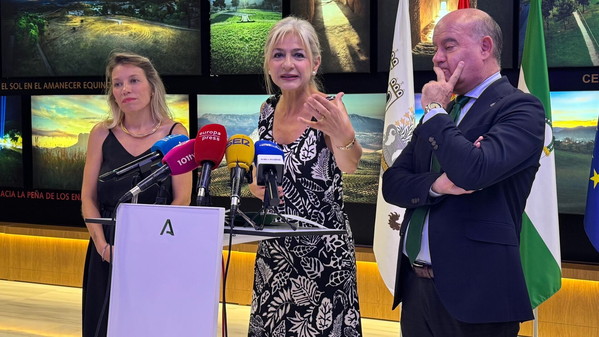 La consejera de Cultura inaugura las nuevas exposiciones temporales del Museo de Sitio de los Dólmenes de Antequera