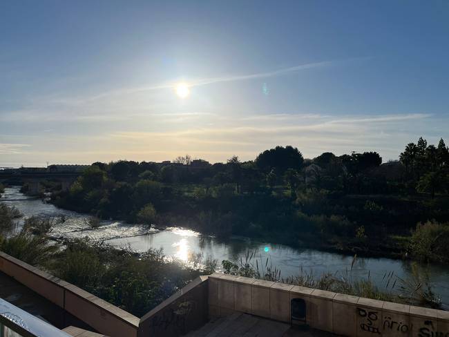 El sol brilla sobre el río Serpis en Gandia.