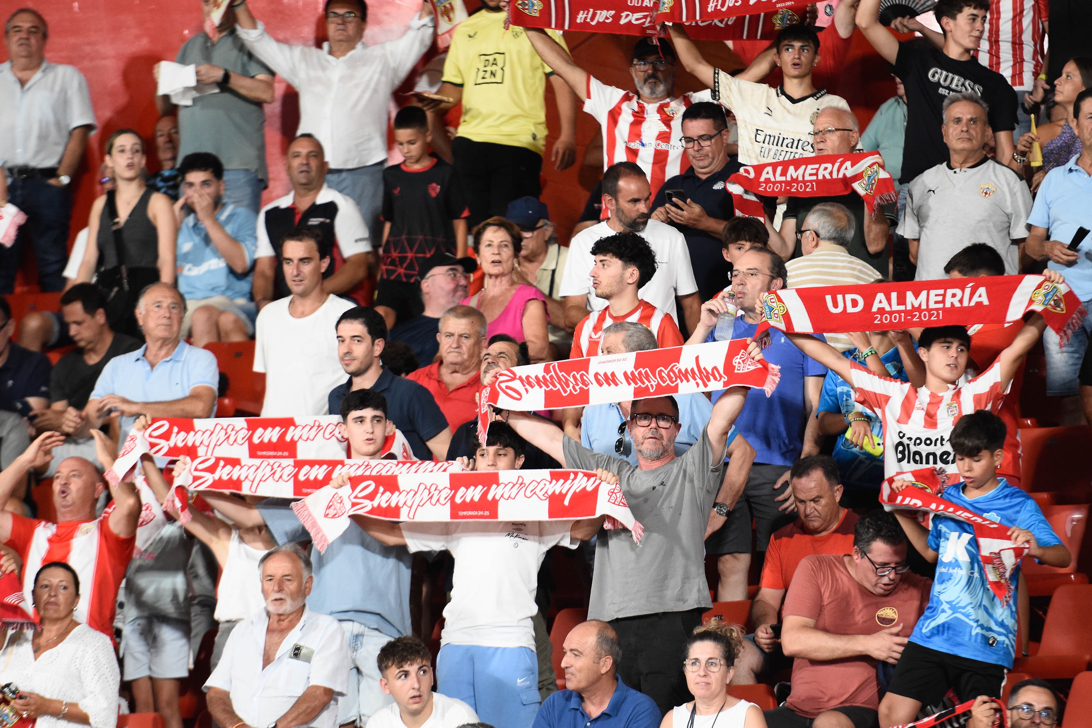 Aficionados del Almería en el partido ante el Albacete.