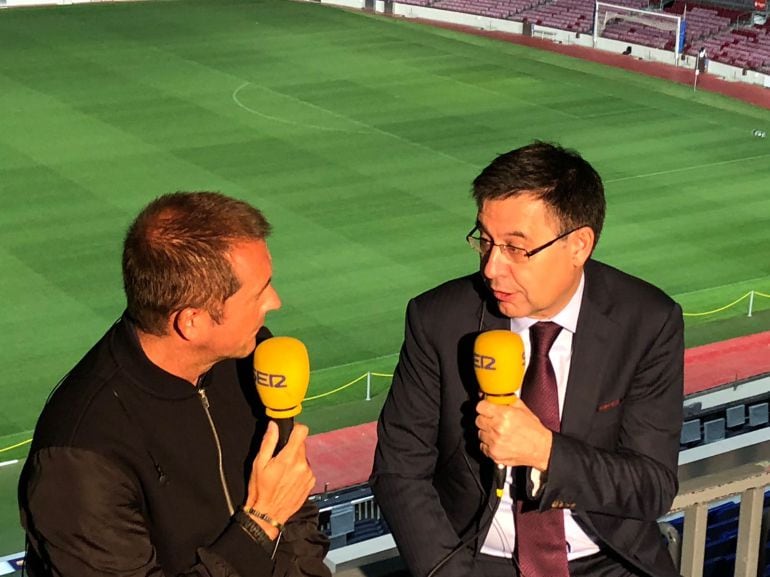 Bartomeu responde a Manu Carreño durante la entrevista en el Camp Nou. 