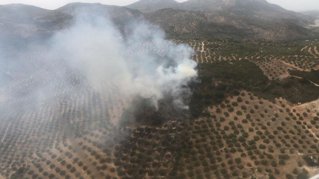 Vista aérea del incendio en el término municipal de Fuensanta de Martos.