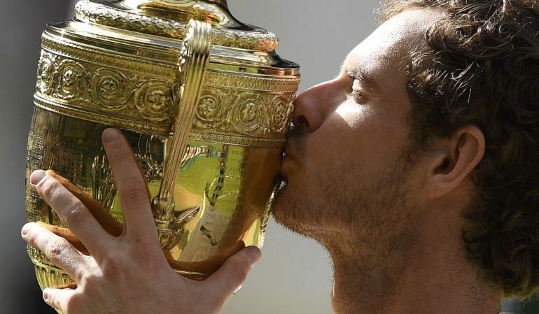 Murray besa la copa de campeón de Wimbledon