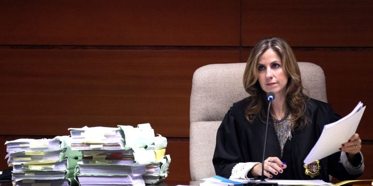 GRA050. BILBAO, 06/11/2015.- La jueza Patricia Milagros Martin Orue en la quinta jornada del juicio contra el presidente, el entrenador, el médico y la ATS del club de remo Urdaibai en 2010, junto a otras seis personas, acusados de organizar una red de dopaje para mejorar el rendimiento deportivo de los remeros. EFE/Luis Tejido