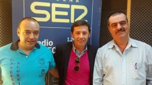 Juan Manuel Serrano, presidente del Club Atletas Veteranos, Javier Ros, concejal de deportes en el Ayuntamiento de Algeciras, y Juan Carlos Moreno, presidente de la Asociación de Vecinos La Casita de Las Palomas., tambien con Navidad con Amor.