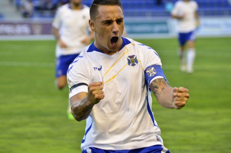 El capitán blanquiazul logró los dos tantos ante el Llagostera