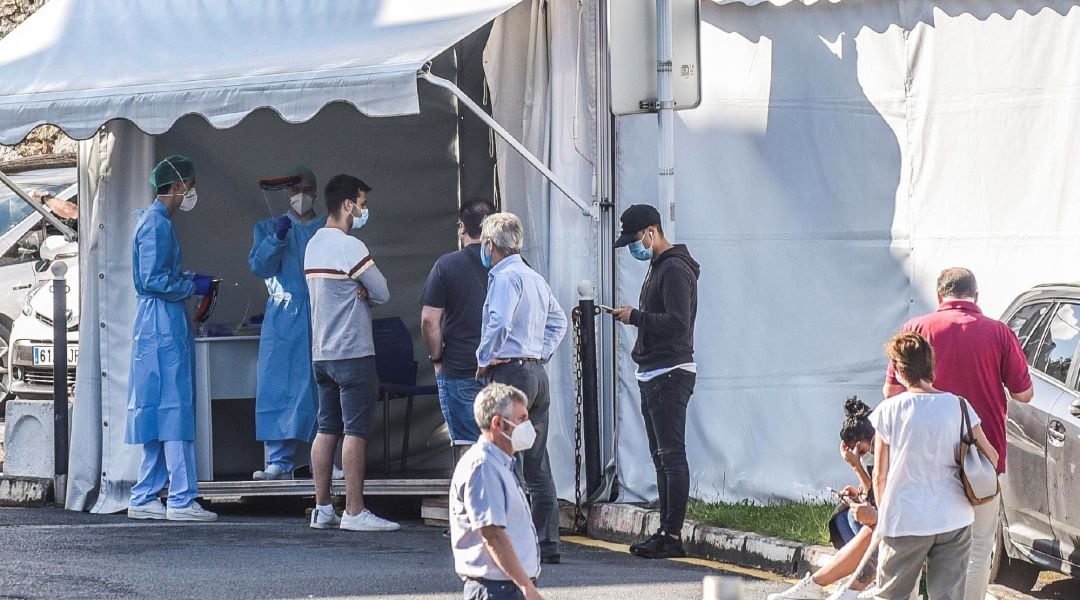 El Departamento de Salud del Gobierno Vasco ha comenzado este martes a realizar las pruebas PCR en el hospital de Basurto de Bilbao a los clientes de la discoteca Fever, ubicada en la capital vizcaína, que asistieron al local entre los días 24 y 26 de julio, tras detectar seis casos positivos por Covid-19. 