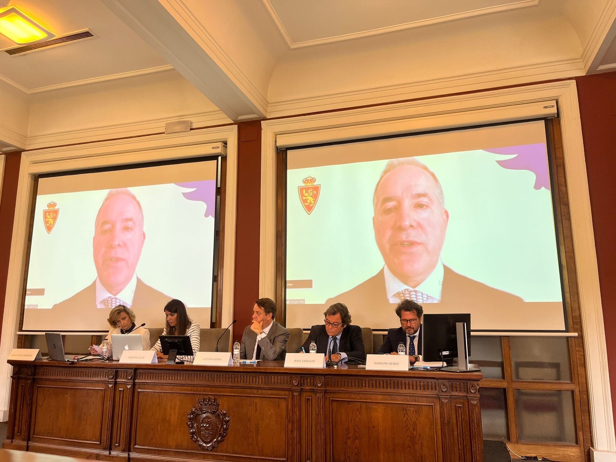 Cristina Llop, secretaria del consejo, Gustavo Serpa, Raúl Sanllehí y Mariano Aured, durante la intervención telemática de Jorge Mas en la Junta General Extraordinaria de Accionistas del Real Zaragoza