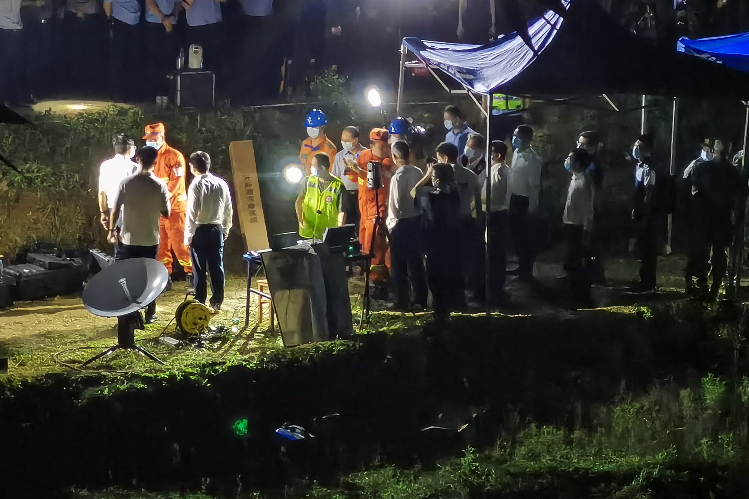 Equipo de rescate en la zona donde se estrelló el avión de China Eastern Airlines.