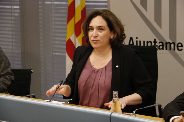 L'alcaldessa de Barcelona, Ada Colau, en la roda de premsa sobre l'informe de la UCER